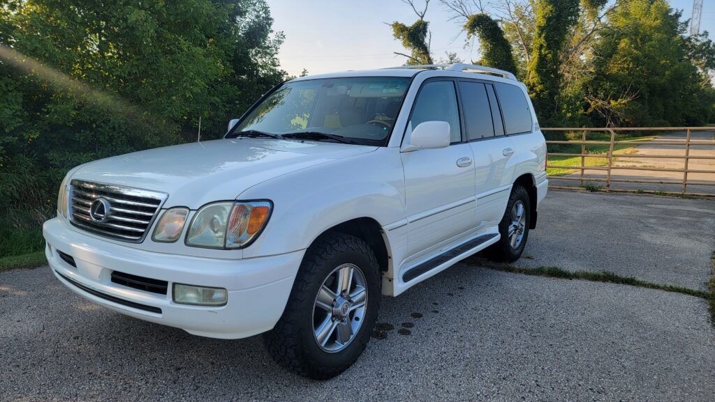 Front three-quarter view of 2007 Lexus LX470 White Pearl Crystal