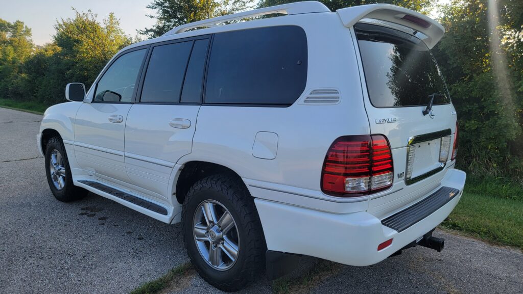 Rear three-quarter view of 2007 Lexus LX470 with white exterior