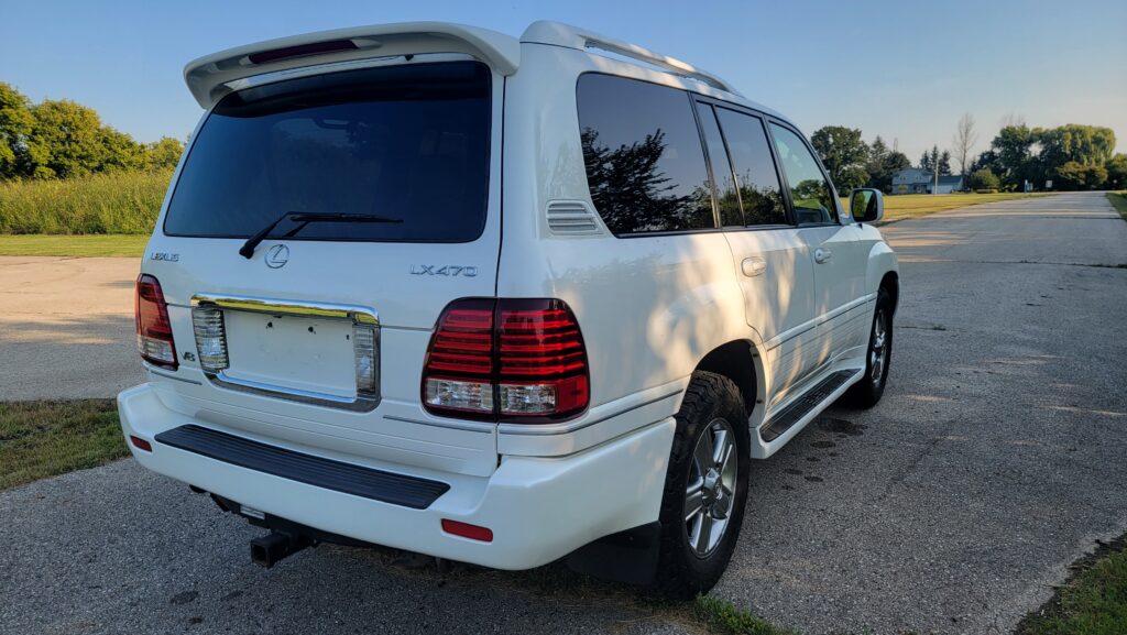 Rear three-quarter view of 2007 Lexus LX470 with white exterior
