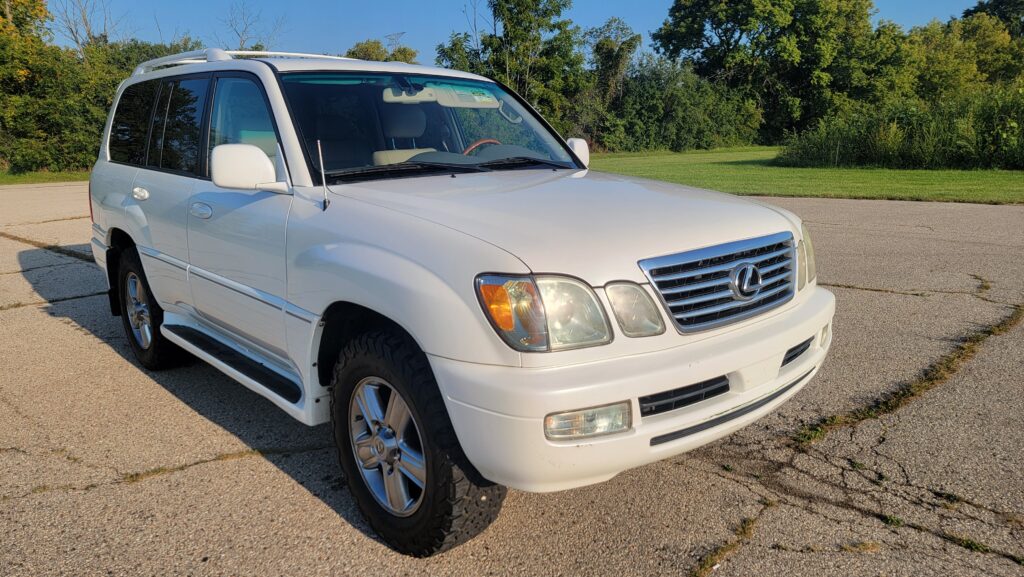 Front Right three-quarter view of 2007 Lexus LX470 White Pearl Crystal