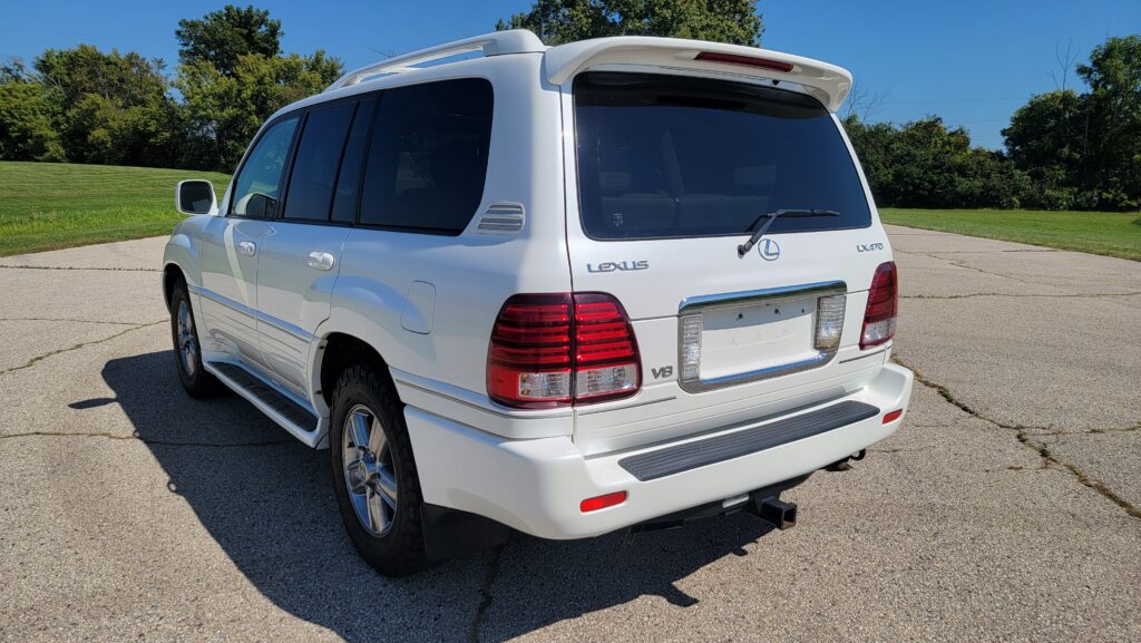 Rear three-quarter view of 2007 Lexus LX470 with white exterior