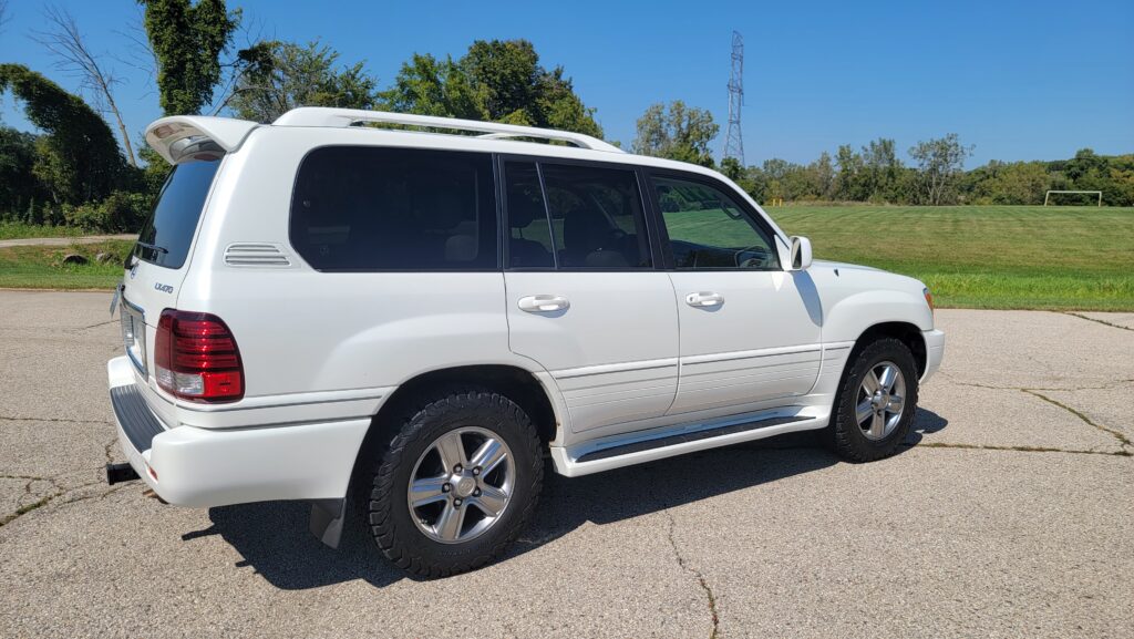 Rear three-quarter view of 2007 Lexus LX470 with white exterior