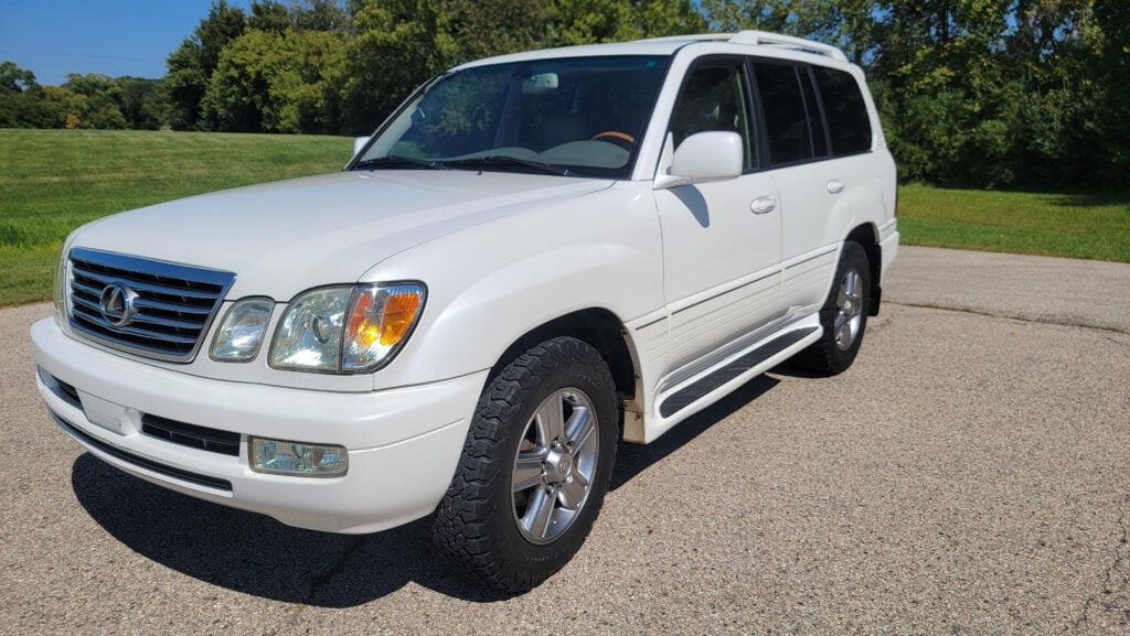 Front three-quarter view of 2007 Lexus LX470 White Pearl Crystal