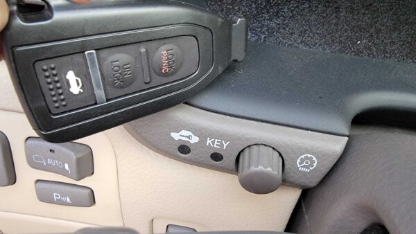 Toyota/Lexus smart key fob next to vehicle immobilizer key indicator – Tanin JDM programming