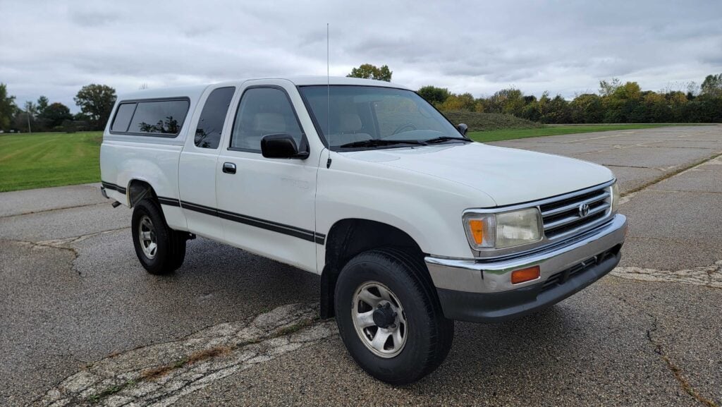 Front passenger-side angle of 1998 Toyota T100 DX 4x4