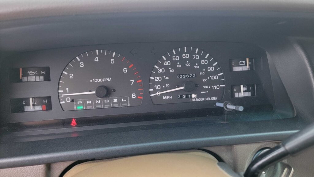 Gauge cluster and instrument panel of 1998 Toyota T100 DX 4x4