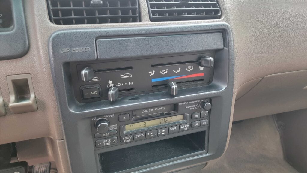 HVAC controls and radio center console of 1998 Toyota T100 DX 4x4