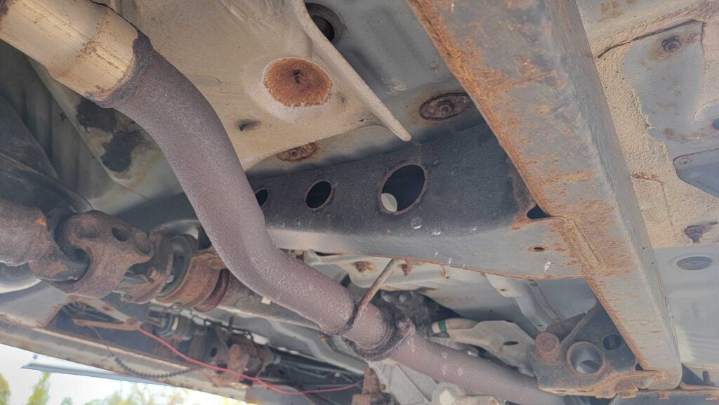 Exhaust and center underbody section of 1998 Toyota T100 DX 4x4