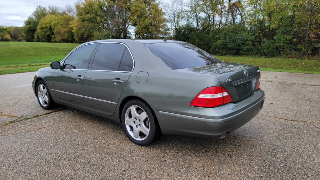 Rear driver-side view of 2005 Lexus LS430 in Emerald Mica