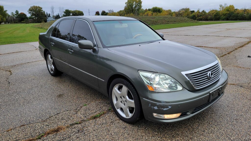 Front passenger-side angle of 2005 Lexus LS430 in Emerald Mica