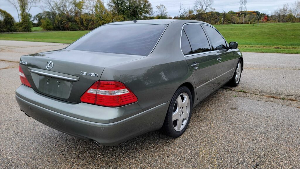 Rear passenger-side angle of 2005 Lexus LS430 in Emerald Mica