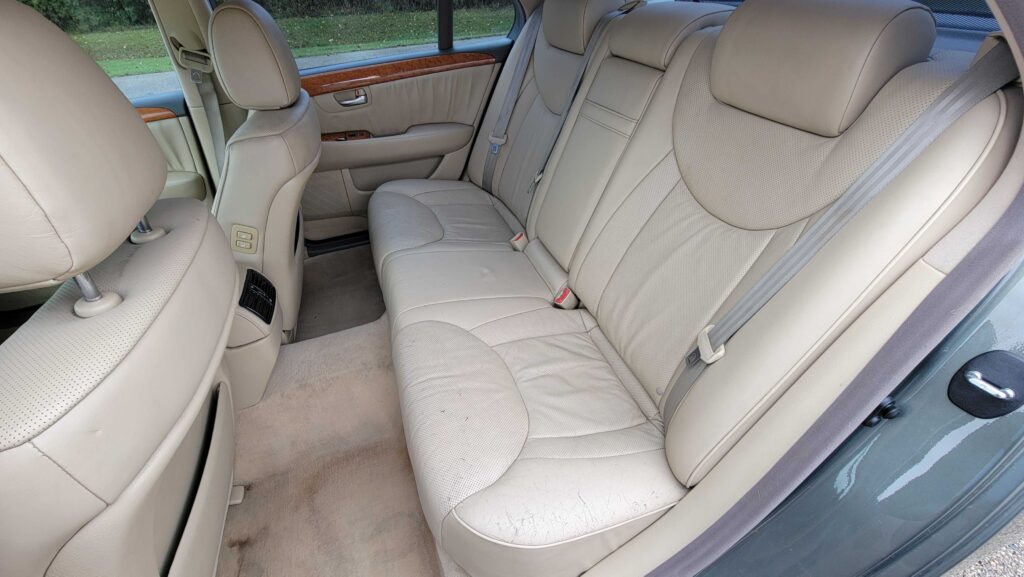 Rear seat and interior comfort features of 2005 Lexus LS430