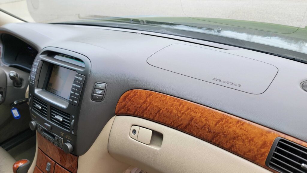 Dashboard and center console controls of 2005 Lexus LS430 in Emerald Mica interior
