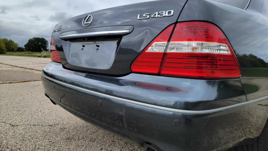 Rear trunk area and passenger-side detail of 2006 Lexus LS430 ULTRA