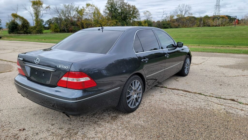 Rear passenger-side angle of 2006 Lexus LS430 ULTRA in Flint Gray Mica