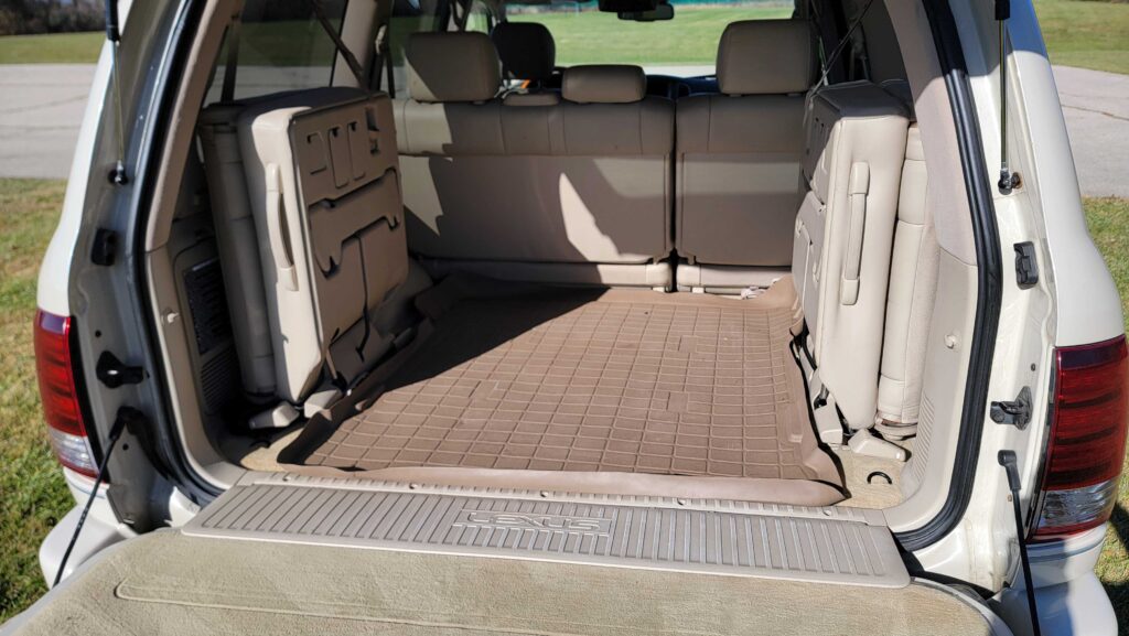 Cargo area and rear storage – 2006 Lexus LX470 Sand Dollar Pearl