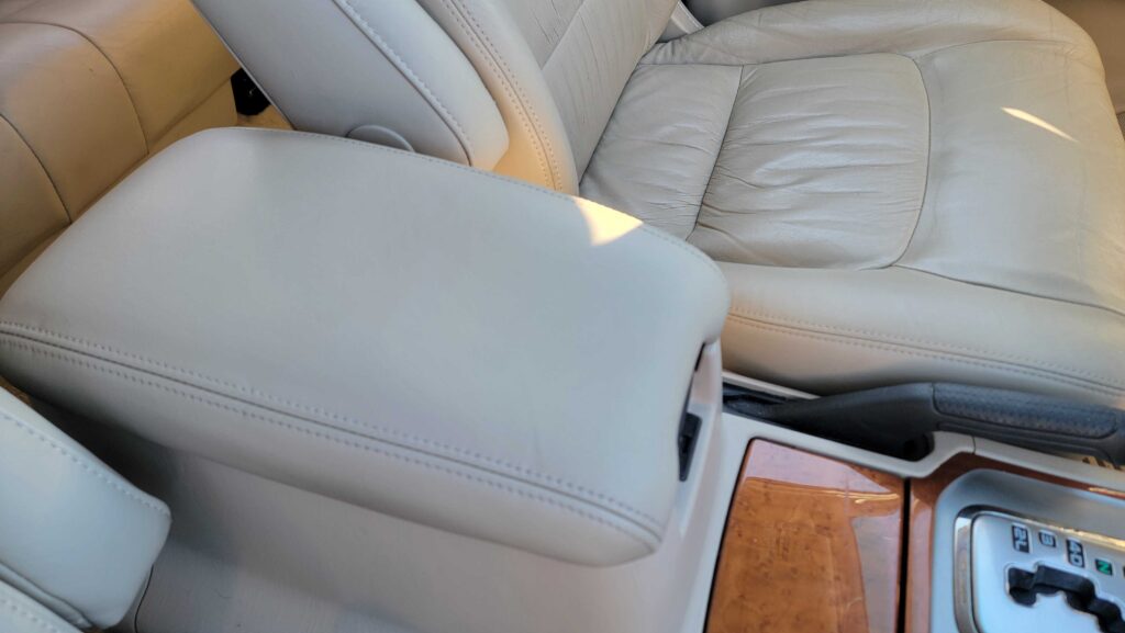Center armrest and storage console – Lexus LX470 Sand Dollar Pearl