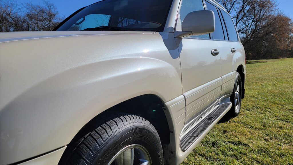 Front fender, chrome trim, and wheel detail – 2006 Lexus LX470