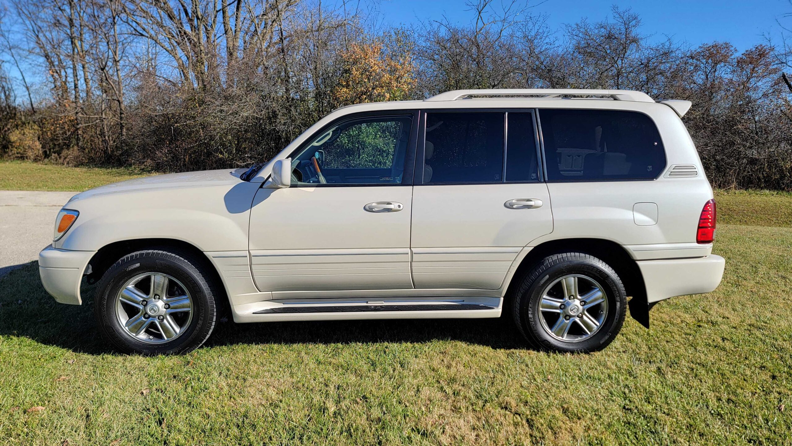 Driver side exterior profile of 2006 Lexus LX470 Sand Dollar Pearl – Tanin JDM
