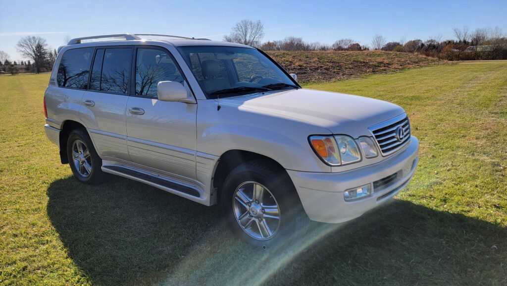 Front quarter view highlighting Sand Dollar Pearl paint – 2006 Lexus LX470
