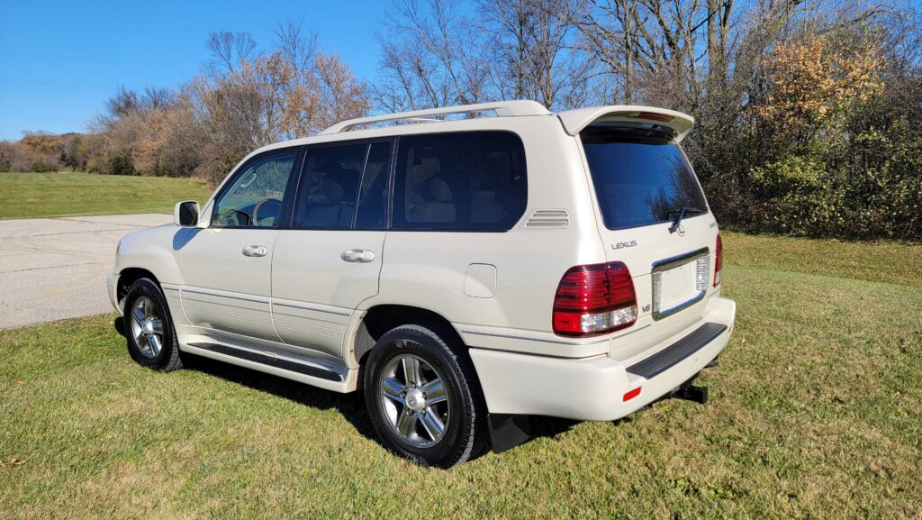 Rear quarter passenger side angle of 2006 Lexus LX470 Sand Dollar Pearl – Tanin JDM