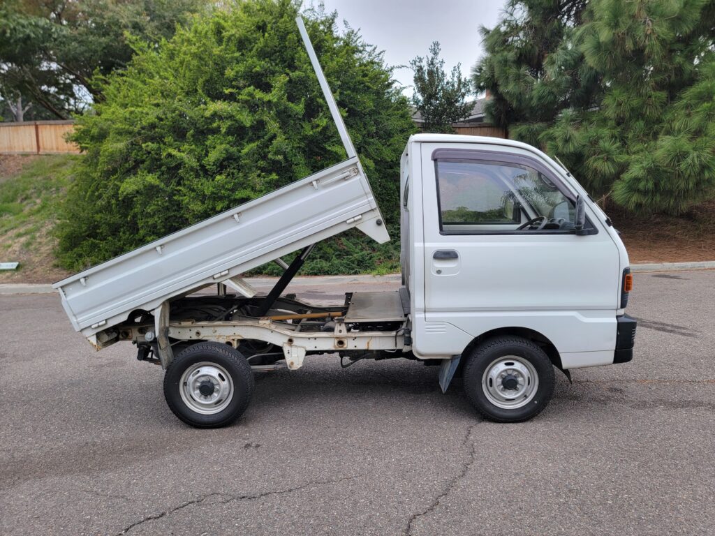 Driver-side profile of 1993 Mitsubishi Minicab 4WD dump