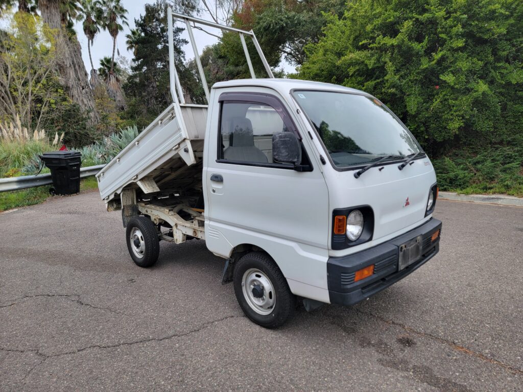 Front driver-side angle of 1993 Mitsubishi Minicab 4WD dump truck