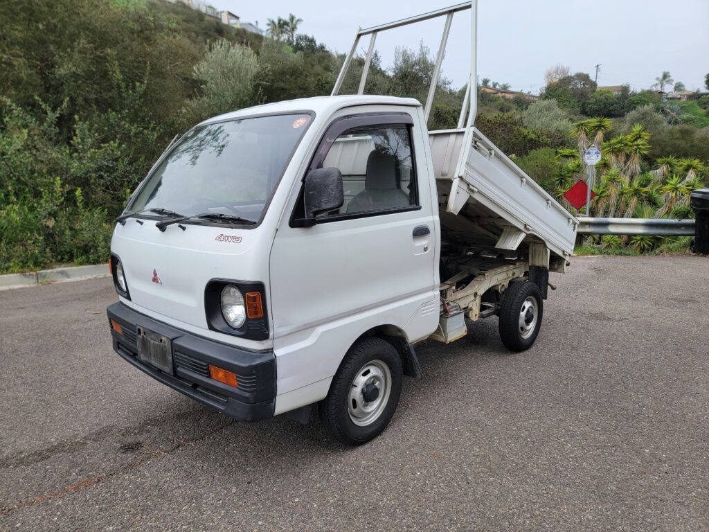 Front passenger-side angle of Mitsubishi Minicab 4WD dump