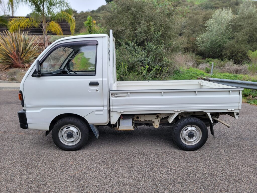 Passenger-side profile of 1993 Mitsubishi Minicab dump bed