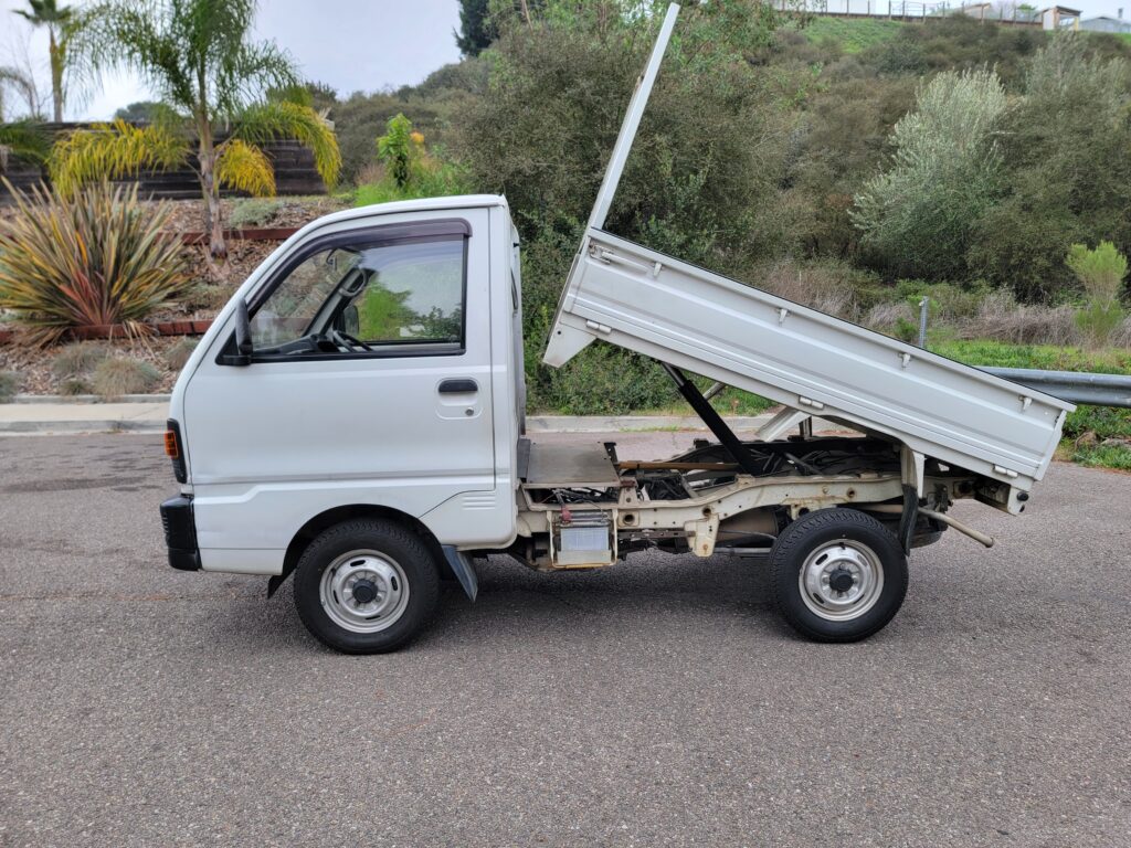 Passenger-side profile of 1993 Mitsubishi Minicab dump bed