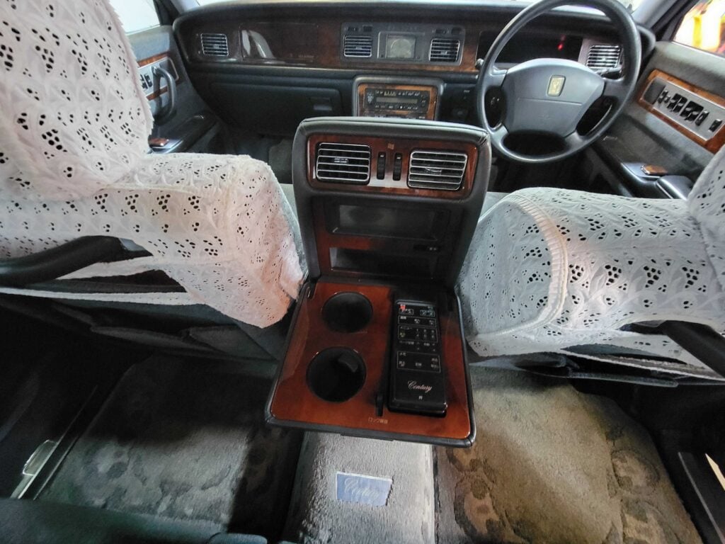 Toyota Century Interior rear center view