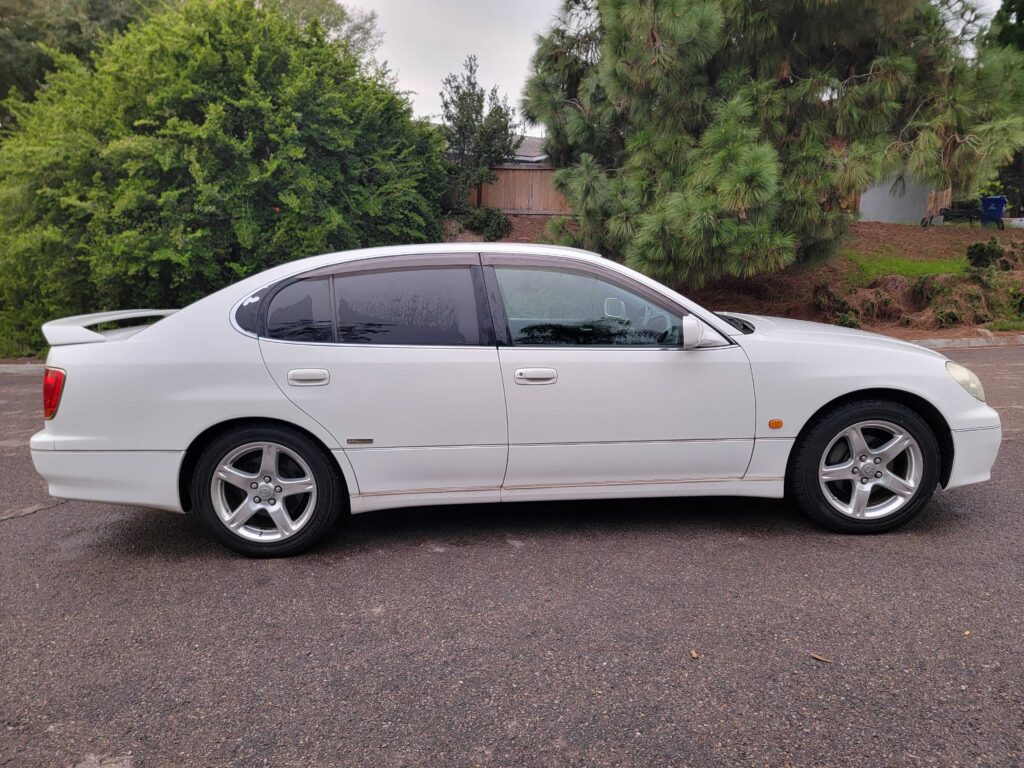 Driver-side exterior profile of 1999 Toyota Aristo