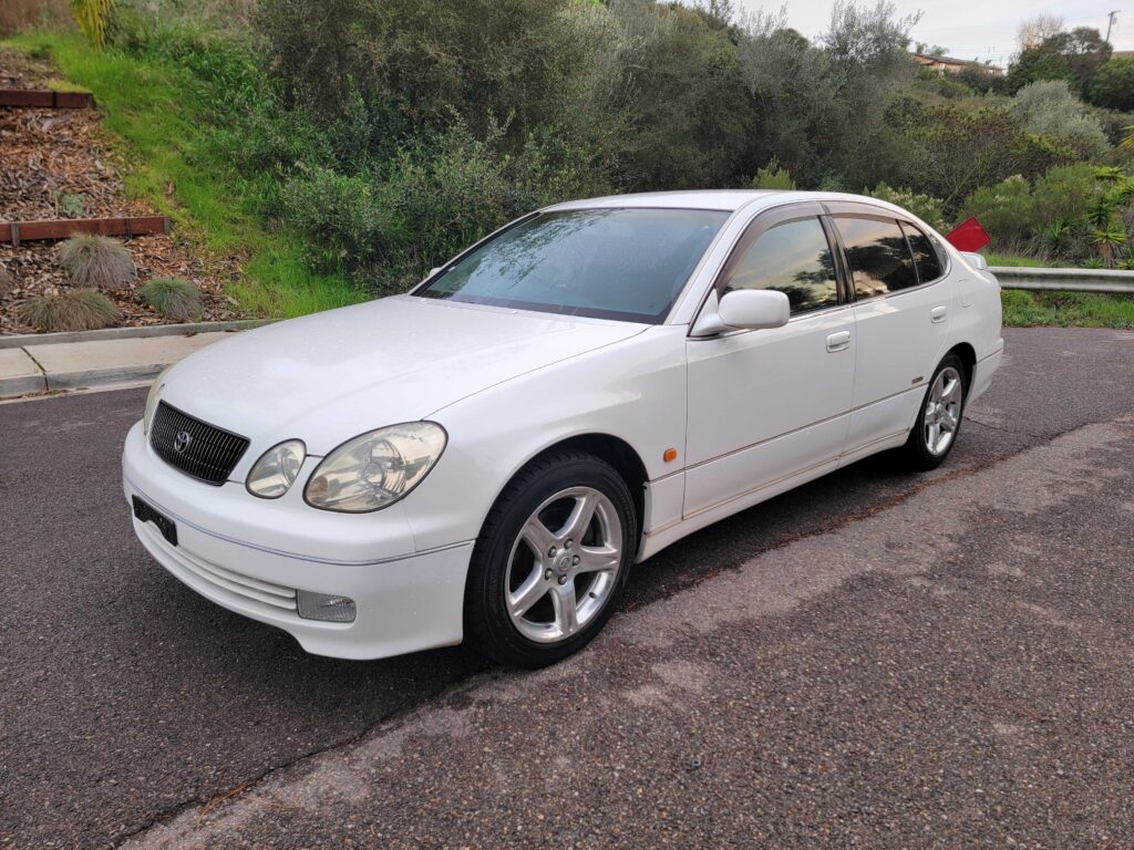 Front passenger-side angle of 1999 Toyota Aristo in white