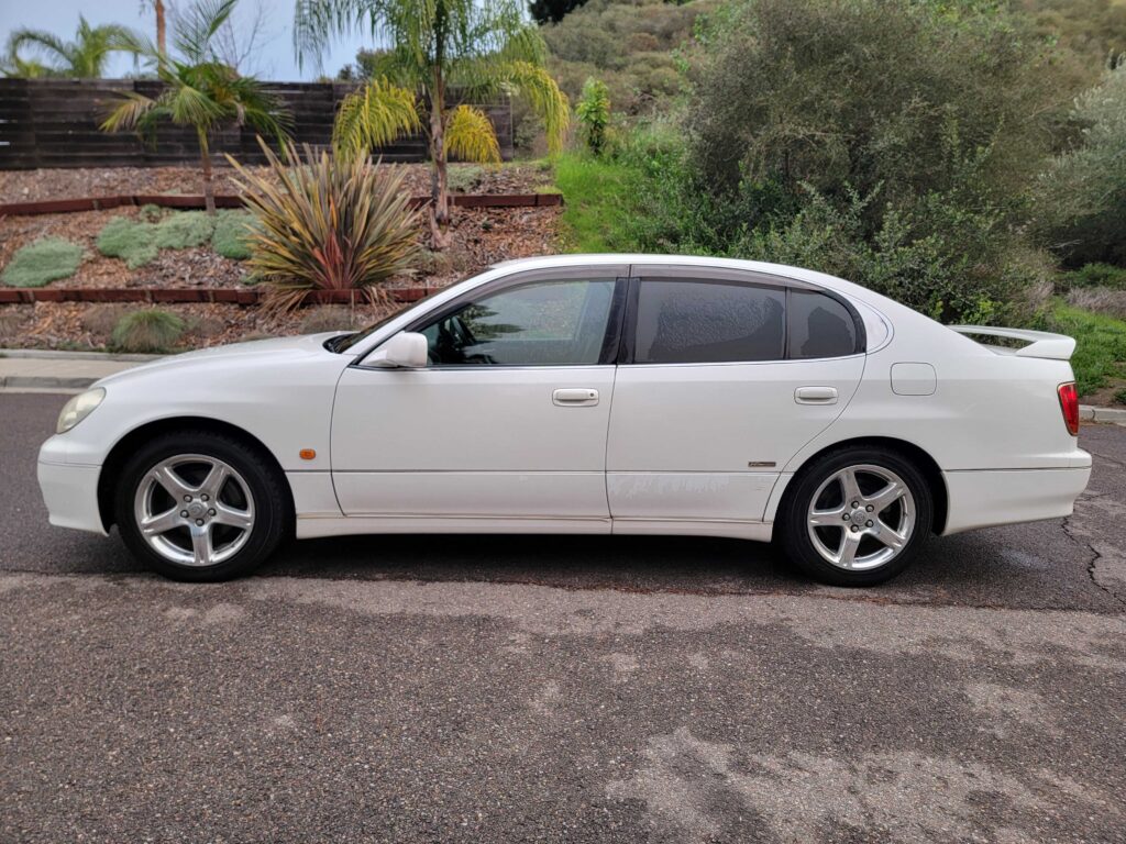Passenger-side exterior profile of 1999 Toyota Aristo