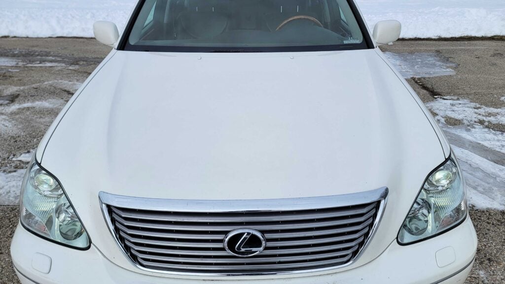 Front grille close-up of 2005 Lexus LS430