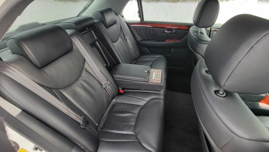 Rear seats and legroom area in black leather