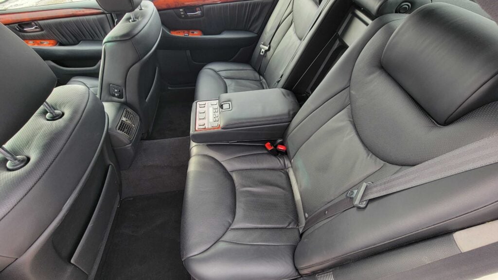 Rear seats in black leather upholstery