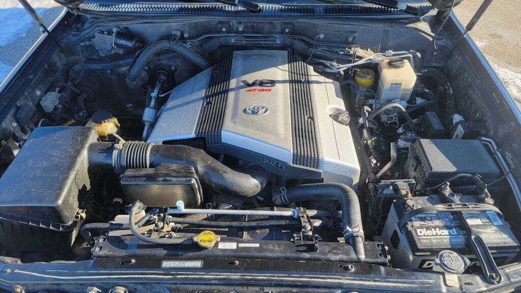 4.7L V8 engine bay of 2007 Toyota Land Cruiser