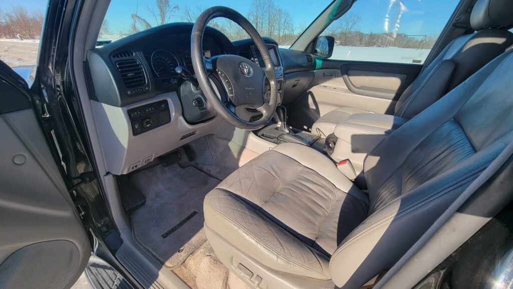 Front seats and cabin view of 2007 Toyota Land Cruiser