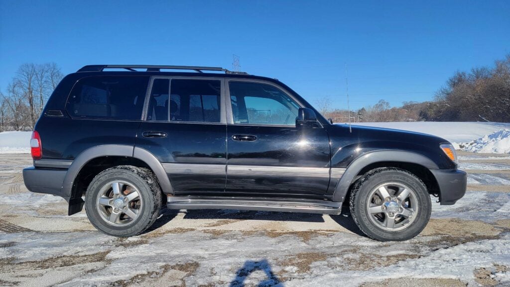 Side profile of 2007 Toyota Land Cruiser on driver side
