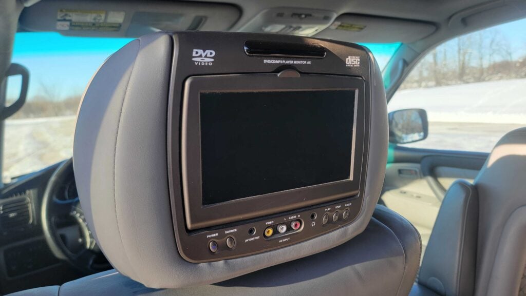 Rear entertainment screen mounted in headrest