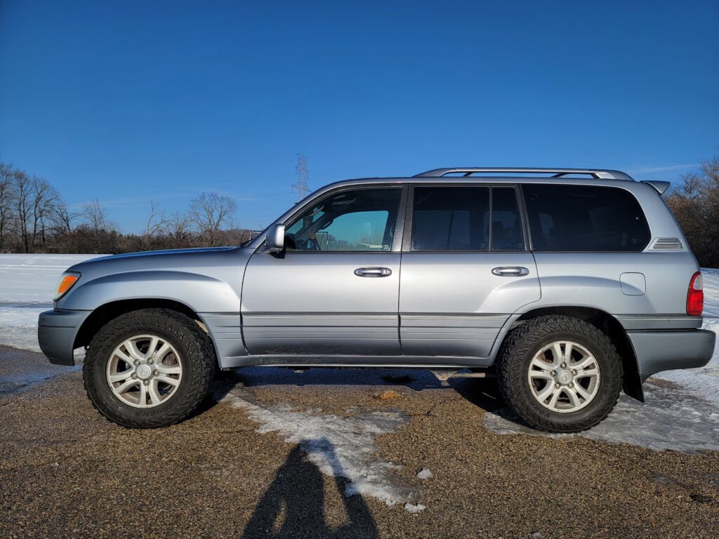 Driver-side profile view of Lexus LX470