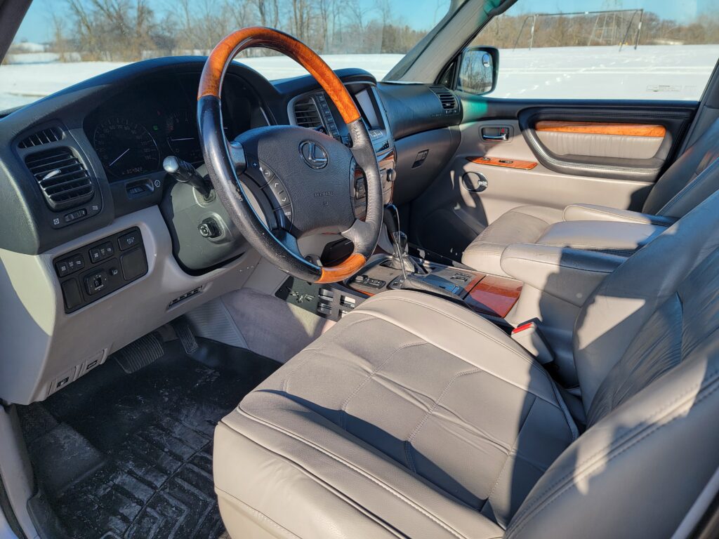 Front cabin driver view of Lexus LX470 interior