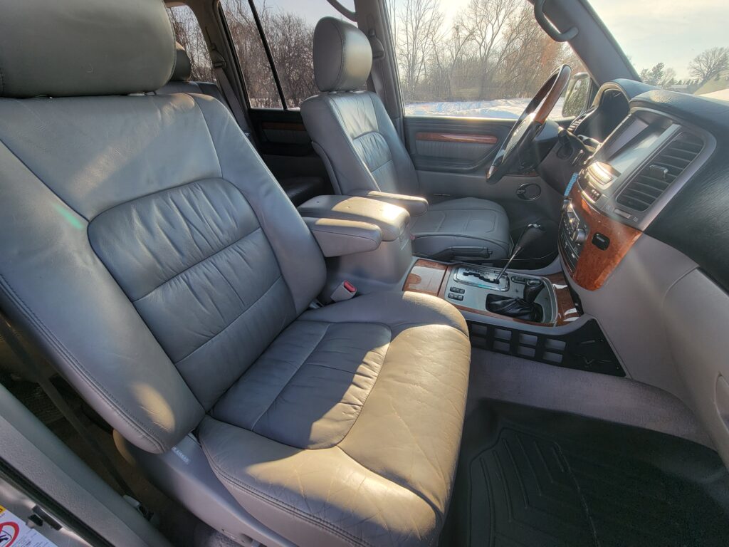Side angle view of front seats and console in Lexus LX470