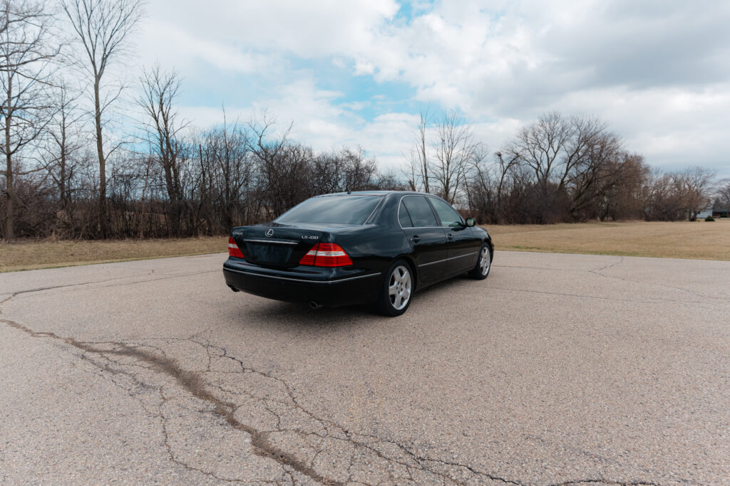 2005 Lexus LS430 Black on Ecru Passenger Rear View