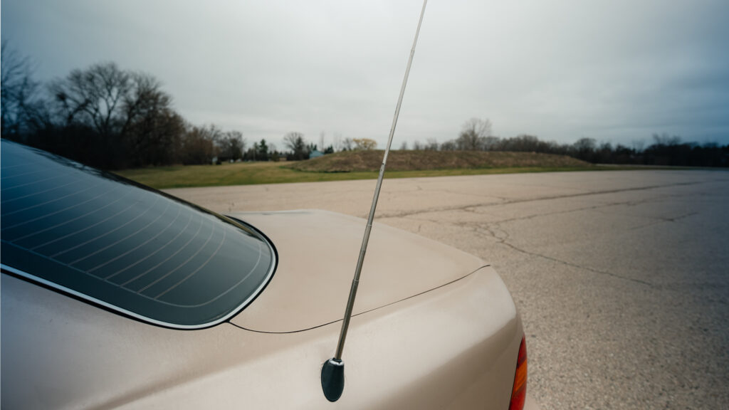 1995 Lexus LS400 Driver Rear Antennae View
