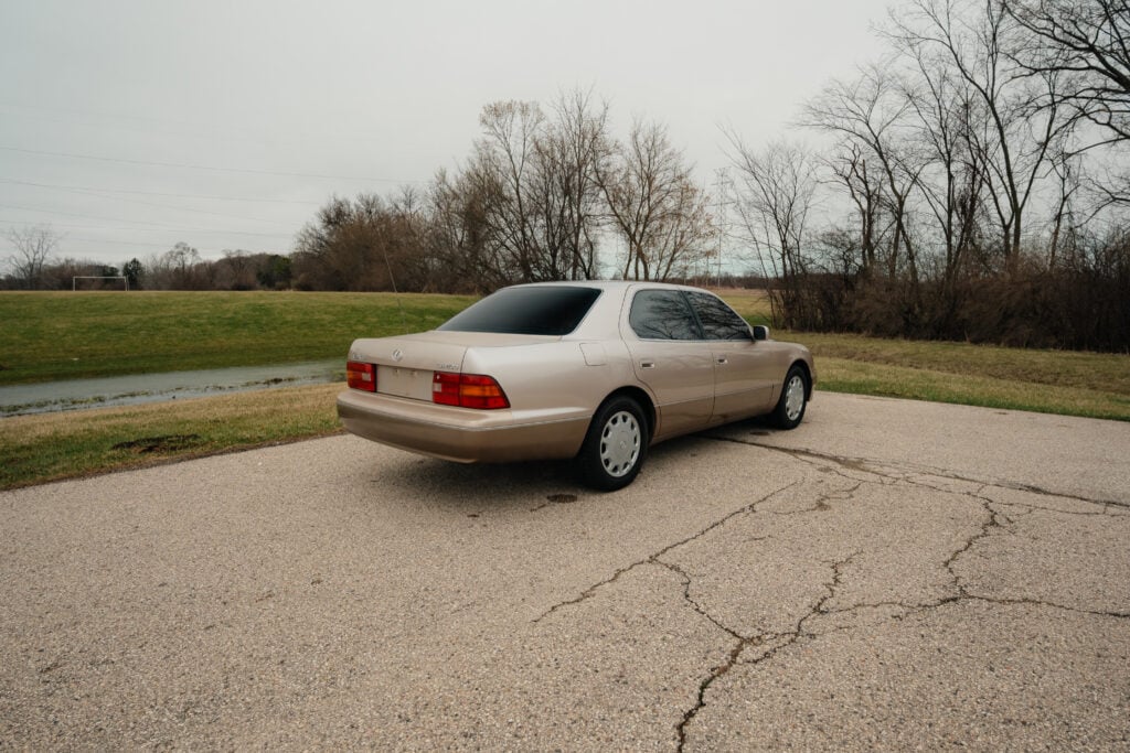 1995 Lexus LS400 Passenger Rear Quarter View