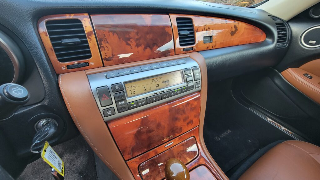 2003 Lexus SC430 Center Console Lids Closed