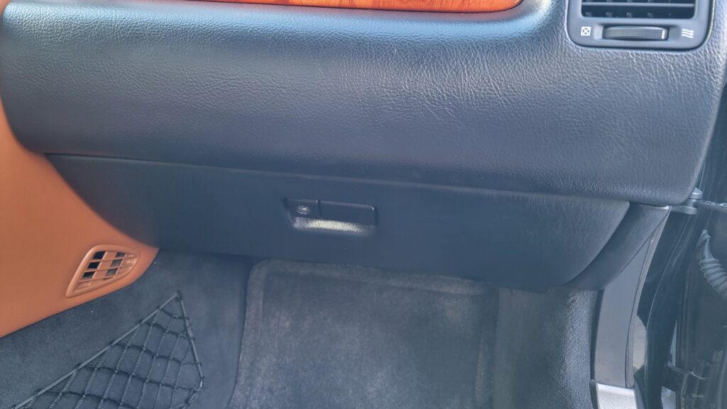 2003 Lexus SC430 Glovebox Closed