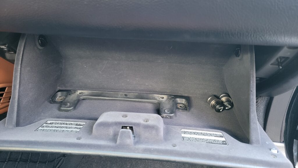 2003 Lexus SC430 Glovebox Open